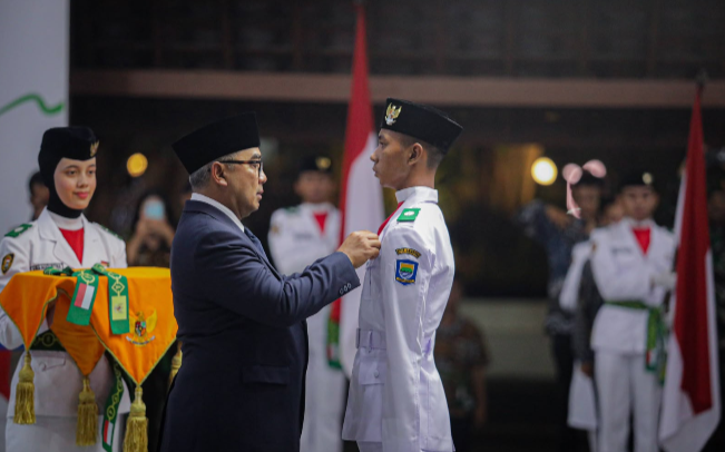 Siap Kibarkan Merah Putih, 70 Pelajar Dikukuhkan sebagai Paskibraka Kota Bandung