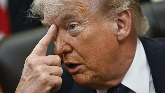 Trump Tuduh Iran Tembak Jatuh Helikopter Apache AS di Selat Hormuz